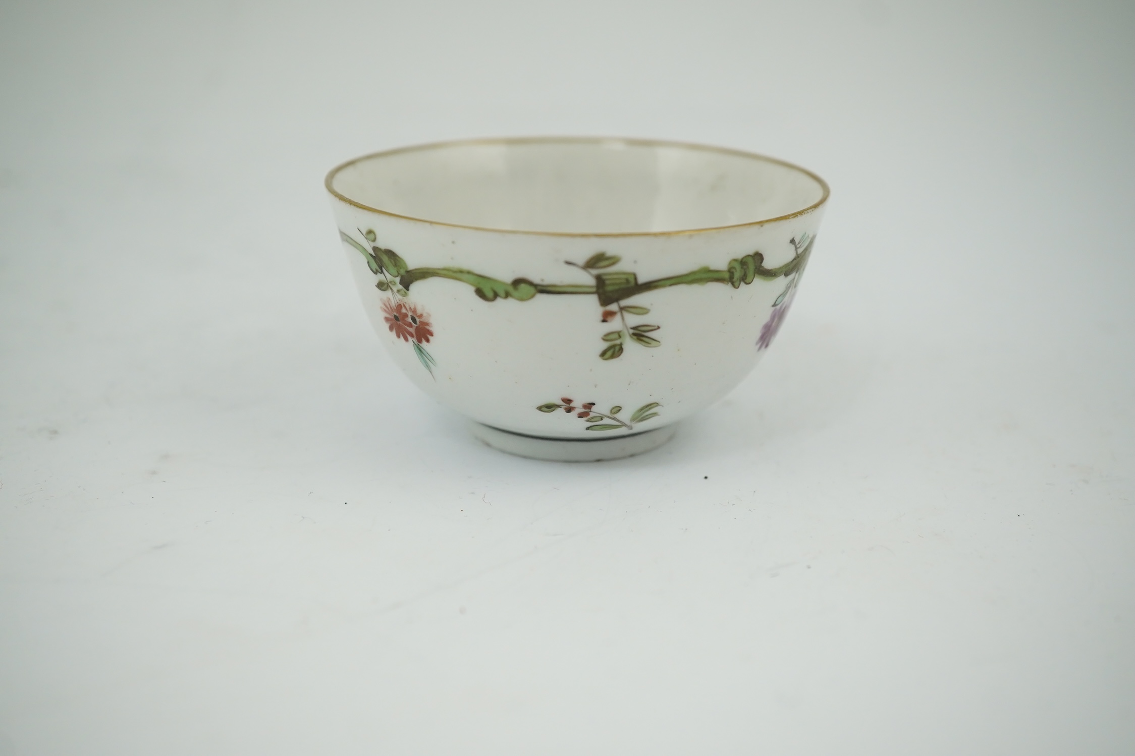 An 18th century Doccia porcelain tea bowl and a Naples style trinket box, bowl 7.5cm diameter. Condition - good